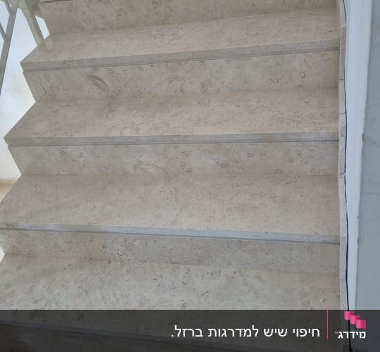 חיפוי מדרגות שיש טבעי בגוון בז